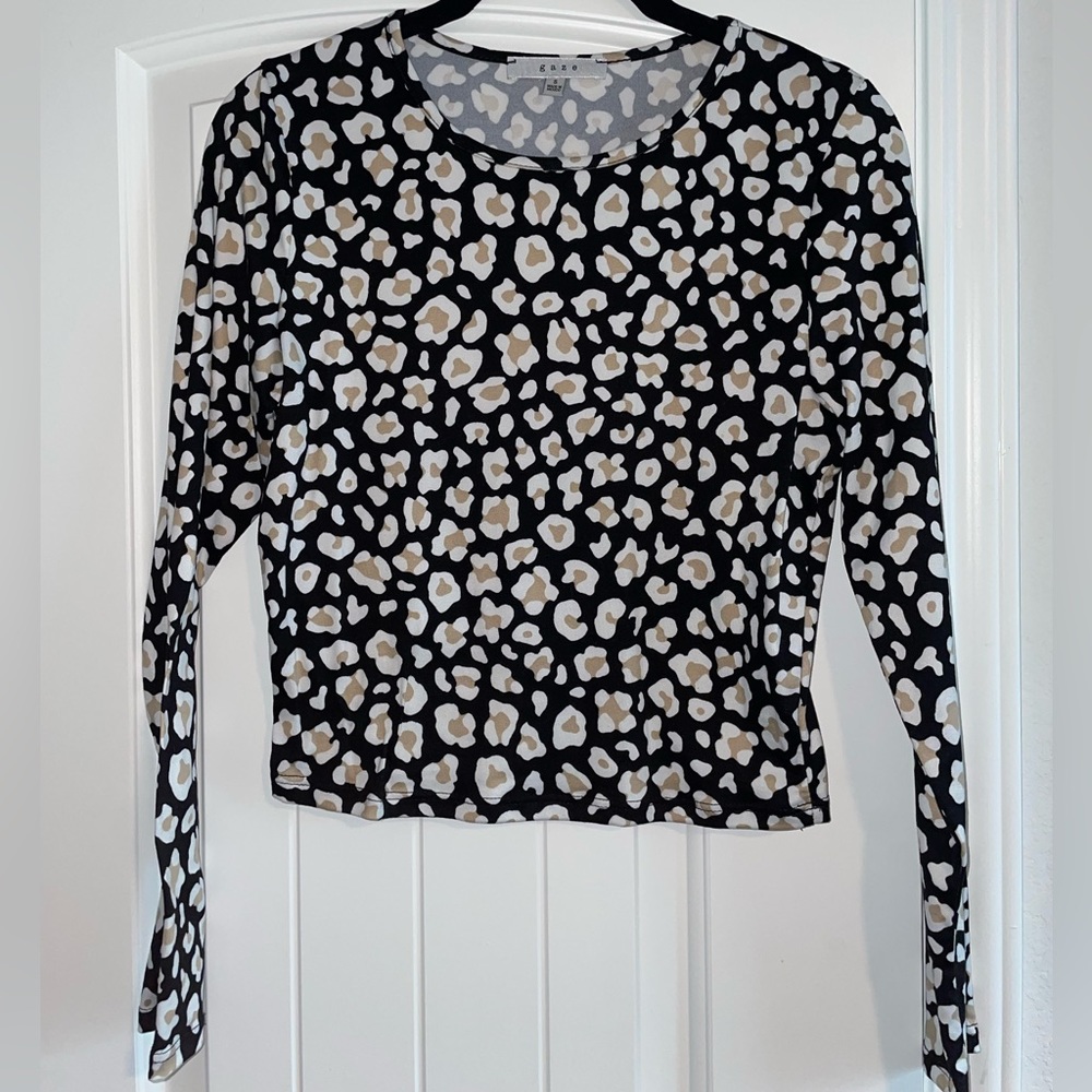Gaze brand patterned long sleeve crop.